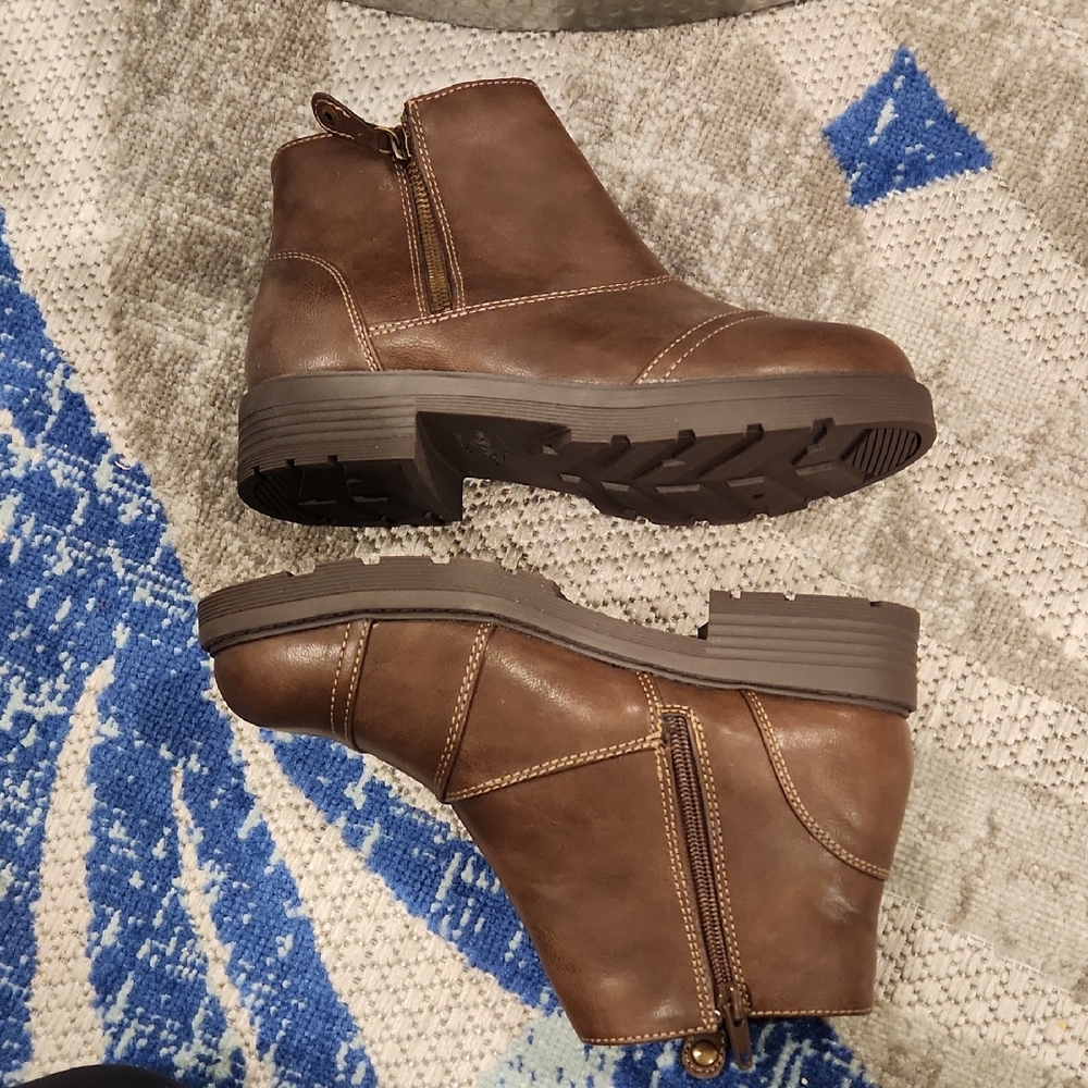 NWOB- Easy Works By Easy Street Brown Ankle Zippered Booties Non- Slip Size 7W